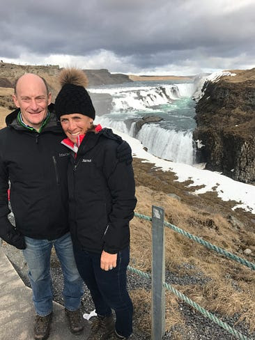 jeanne-blasberg-iceland-trip-travel-couple-with-waterfall